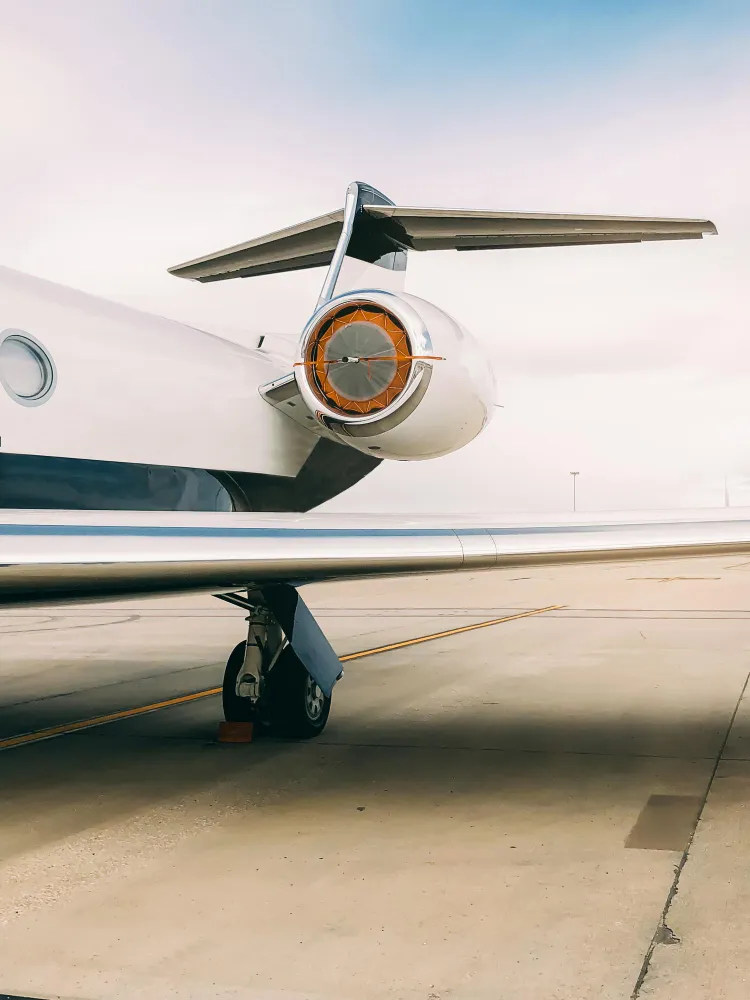 Jet privé au soleil couchant